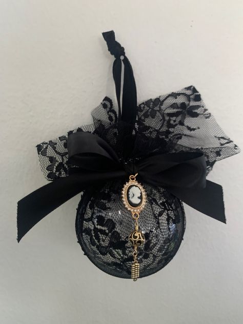 Gothic Xmas Tree, Gothic Christmas Tree Decorations, Gothic Christmas Crafts, Diy Goth Ornaments, Diy Goth Christmas Ornaments, Black Christmas Decorations Diy, Gothic Christmas Tree Ideas, Goth Christmas Tree Ideas, Witchy Christmas Tree Ornaments