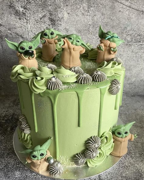 15 Unique Star Wars Cake Ideas For Beginner And Pro Bakers. - The Perfect Cake Idea Star Wars Cake Aesthetic, Disney Cake Ideas Simple, Star Wars Cupcakes Ideas, Star Wars Cakes Birthday, Star Wars Theme Cake, Grogu Cake Ideas, Cupcakes Baby Yoda, Gateau Star Wars, Yoda Cake Ideas