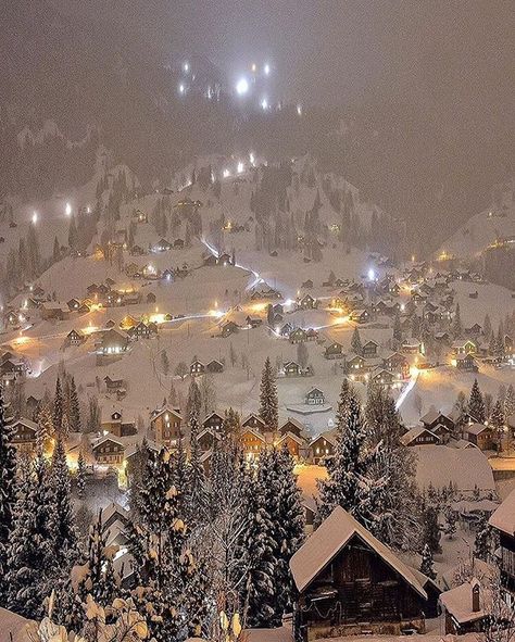 Calm night in Grindelwald, Switzerland. | Photo by @sennarelax Winters Tafereel, Grindelwald Switzerland, Winter Szenen, Fotografi Kota, A White Christmas, I Love Winter, Winter Magic, Winter Scenery, Winter Beauty