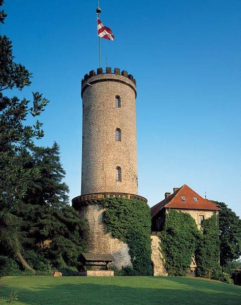 Burg Sparrenberg in Bielefeld                                                                                                                                                                                 Mehr Old Building, Budapest, Historical Objects, Germany Castles, Tower House, Castle Designs, Painting Inspo, Old Buildings, Leaning Tower Of Pisa