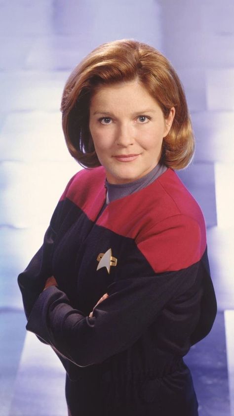 Kira Nerys, Kathryn Janeway, Captain Janeway, Star Trek Captains, Kate Mulgrew, Star Trek Series, Star Trek Images, Star Trek Characters, Star Trek Voyager