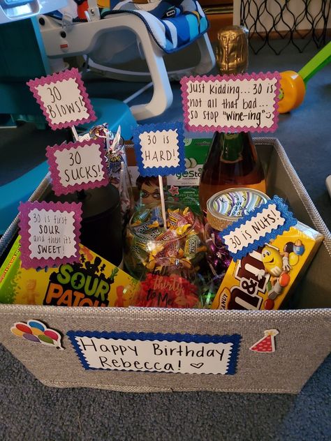 Funny Birthday Basket Ideas, Diy Gifts For 30th Birthday For Her, Mens 30 Birthday Gift Ideas, 30 Things For 30th Birthday Gift Baskets, 30th Present Ideas Men, Mens Birthday Hamper, Clever 30th Birthday Gifts, 30th Birthday Box Gift Ideas, Friends 30th Birthday Gift