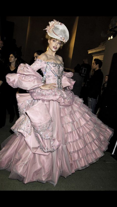 Dior Haute couture gown by John Galliano inspired by Marie Antoinette Doutzen Kroes, Fashion Runway Outfits, Glamouröse Outfits, Cake Dress, Rococo Fashion, Runway Fashion Couture, Races Fashion, Dior Haute Couture, Inspiration Mode