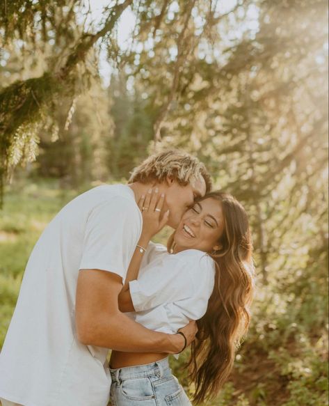 Shooting Photo Famille, Romantic Couple Photos, Creative Photo Ideas, Foto Pertunangan, Cute Couple Pics, Shooting Couple, Drømme Liv, Engagement Picture Outfits, Cute Engagement Photos