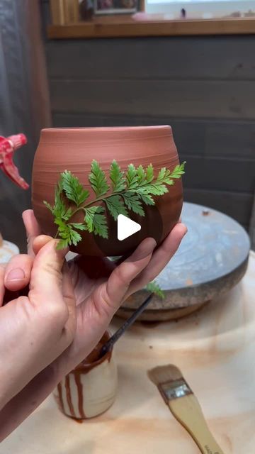 𝙏𝙝𝙚 𝘾𝙚𝙧𝙖𝙢𝙞𝙘 𝙎𝙘𝙝𝙤𝙤𝙡 on Instagram: "How to use a fern ❤️
•••
Follow @merilb.art for more!" Satisfying Art, Pottery Kiln, Fern Frond, Pottery Videos, Surface Decoration, Ceramic Techniques, Bubble Art, Clay Mugs, Pottery Glazes