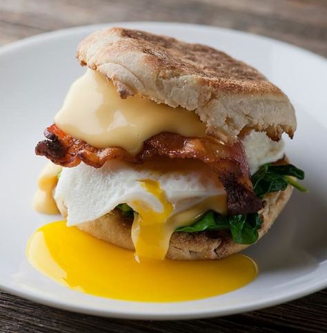 The Classic breakfast sandwich Resep Sandwich, Best Breakfast Sandwich, Egg Benedict, Breakfast Sandwich Recipes, Classic Breakfast, Läcker Mat, Think Food, Breakfast Brunch Recipes, Breakfast Time