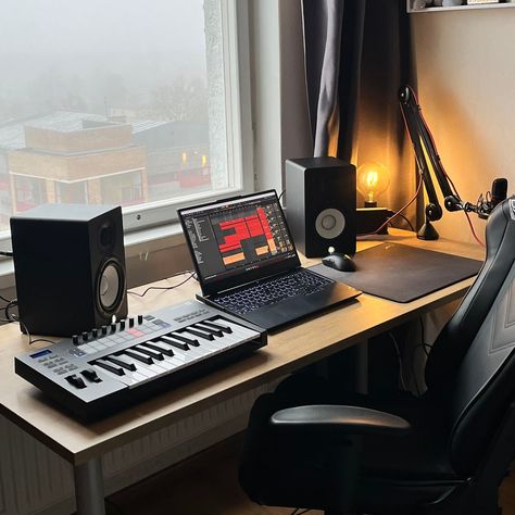 Producer Desk Setup, Youtube Home Studio Ideas, Bedroom Music Studio Aesthetic, Home Recording Studio Aesthetic, Bedroom Studio Music, Bedroom Music Studio, Music Studio Aesthetic, Music Production Studio, Male Bedroom Ideas