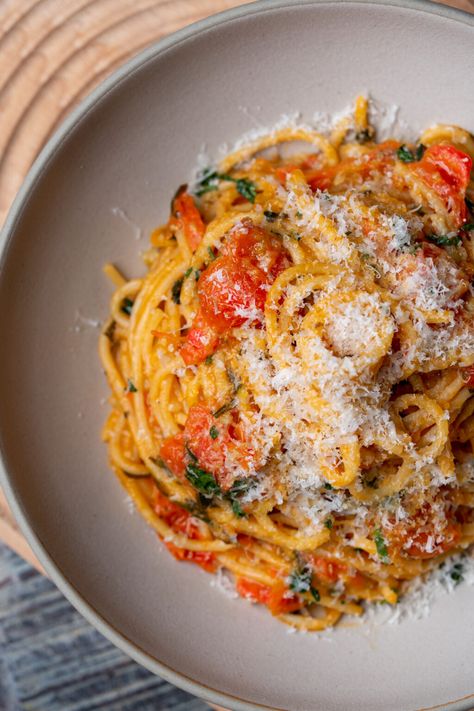 5-Ingredient Easy Cherry Tomato Pasta - Chasing Cravings Essen, Cherry Tomato Pasta Sauce, Make Tomato Sauce, Tomatoes Dinner, Dry Pasta, Fresh Tomato Pasta, Creamy Tomato Pasta, Tomato Pasta Recipe, Cherry Tomato Recipes