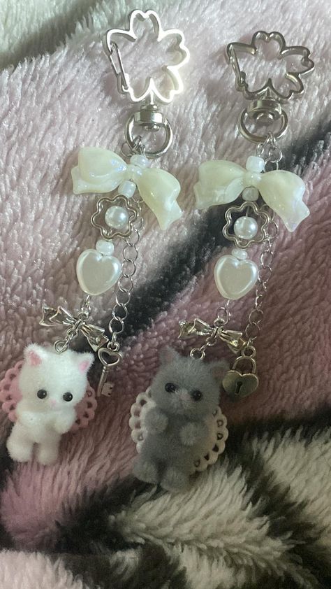 sylvanian families calico critters keychain!!! Calico Critter Keychain, Calico Critters Keychain, Sylvanian Families Keychain, Sylvanian Keychain, Cute Keychain Aesthetic, Clay Keychain Ideas, Y2k Keychain, Aesthetic Keychain, Cute Keychains