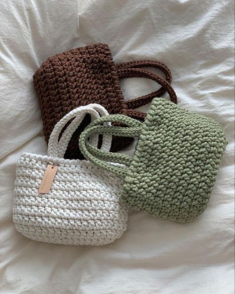 Trendy Totes: Free Crochet Bag Tutorial Crochet Mini Bag, Pola Macrame, Crochet Shoulder Bags, Crochet Fairy, Crochet Bag Tutorials, Mode Crochet, Crochet Business, Tas Fashion, Crochet Handbags Patterns