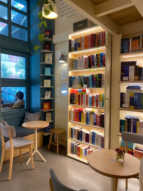 Bookstore Cafe Interiors, Cafe And Bookstore Coffee Shop, Cafe Library Coffee Shops, Book Store Layout, Cafe With Books Coffee Shop, Coffee Book Shop Design, Small Book Shop Aesthetic, Book Store Bakery, Books And Coffee Shop