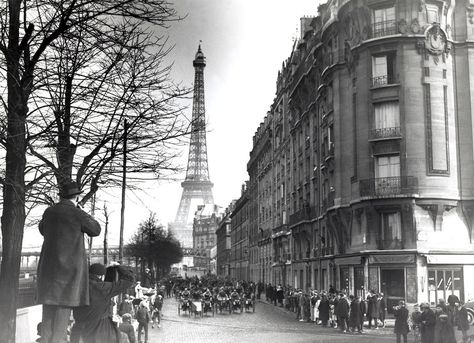 24 Vintage Pictures Of Paris Life In The 1920s Weimar, Paris 1920s, Pictures Of Paris, Paris 1920, Hotel Des Invalides, Torre Eiffel Paris, Paris Life, World Of Wanderlust, France Aesthetic