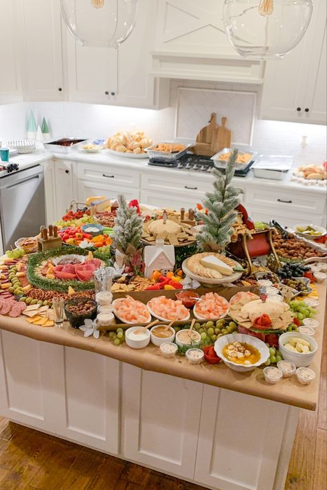 Hosting Christmas Dinner Food Party Ideas, Christmas Themed 30th Birthday Party, Natal, Texas Themed Christmas Party, Family Christmas Event Ideas, Christmas Day Hosting Ideas, Christmas Party Kitchen Island, 21st Birthday Christmas Theme, Santa Brunch Decorations