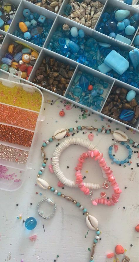 #diy #diyideas #craft #crafting #easycraftsforkids #aesthetic #jewelry #jewelrymakingsupplies #jewelrytrends #jewelrymakingtutorials #beads #beadsjewelry #friendshipbracelets #summeraesthetic #fashion #summer #summervibes #seashells #beach #beachy #trendy #fun easy diy jewelry | beads | summer crafts | friendship bracelets | taylor swift | beach | summer vibes | diy | easy crafts | bracelets | seashells | aesthetic | jewelry Crafty Girl Summer, Summer Vibes Bracelets, Summer Arts And Crafts For Adults, Summer Crafts For Teens Aesthetic, Summer Diys For Teens, Things To Make With Friends Diy, Summer Crafts Ideas, Crafts For The Beach, Summer Crafts For Teenagers