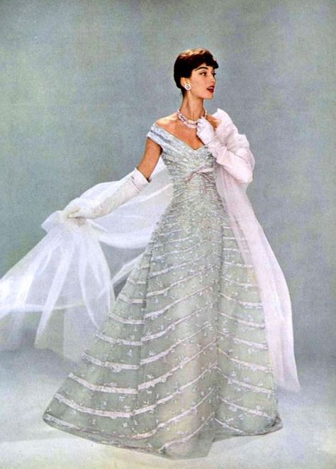 The "Face of Chanel": 45 Stunning Photos of Marie-HÃ©lÃ¨ne Arnaud in the 1950s ~ vintage everyday Istoria Modei, Kristina Webb, Detail Couture, Fifties Fashion, Look Retro, Fashion 1950s, Dior Haute Couture, 1950s Style, Vintage Dior