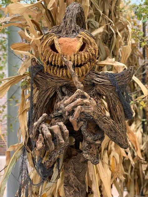 Creepy Halloween outdoor decoration ideas! Cozy Kitchen Ideas, Entrada Halloween, Clowns Halloween, Halloween House Decorations, Clowns Halloween Decorations, Halloween Outdoor Decoration, Pumpkins Painted, Scary Halloween Decorations Diy, Halloween Lawn