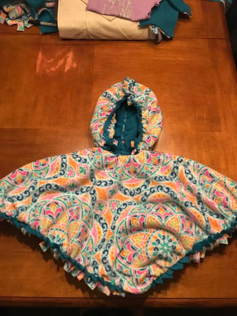 Amigurumi Patterns, Patchwork, Hooded Poncho Pattern, Cape Tutorial, Toddler Poncho, Fleece Crafts, Fleece Projects, Crochet Baby Poncho, No Sew Fleece Blanket