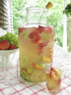 White Wine Sangria:  one bottle white wine plus 3 cans Fresca...add fruit. Easy Camden Crawl drink! High Tea, Sangria, Tipsy Bartender, Think Food, Snacks Für Party, Party Drinks, Refreshing Drinks, Non Alcoholic, Mocktails