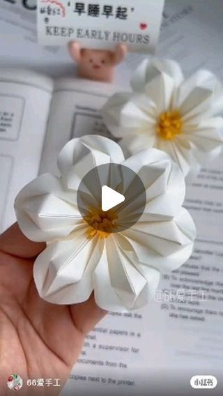 Folded Paper Flowers, Paper Origami Flowers, Easy Origami Flower, Paper Flowers Diy Easy, Make Paper Beads, Paper Folding Crafts, Creative Origami, Flowers Crafts, Paper Flower Wreaths