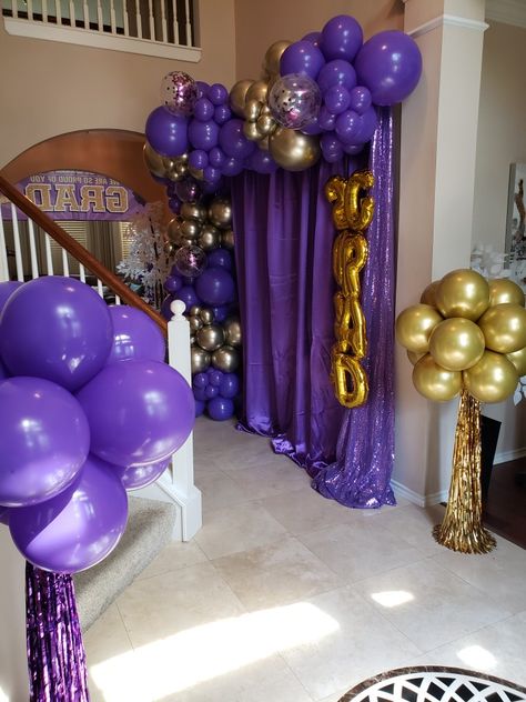 Purple And Gold Outdoor Party, Gold Silver Purple Party, Purple Black And Gold Graduation Party, Purple Graduation Decorations, Purple Gold And White Table Decorations, Purple And Yellow Graduation Party Ideas, Graduation Party Ideas Purple And Gold, Ecu Graduation Party, Lsu Grad Party