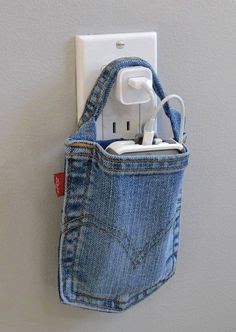 QUILTING WITH AREA 3: Jeans Pocket Phone Charger Holder Repurpose Old Jeans, Återvinna Jeans, Artisanats Denim, Jean Diy, Recyceltes Denim, Dekorasi Bohemia, Recycled Jeans Bag, Pocket Craft, Denim Crafts Diy