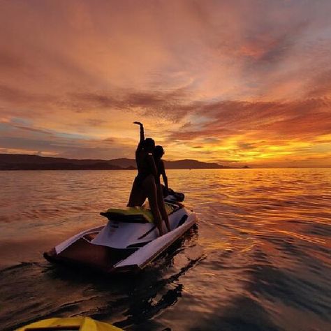 Jetski Couple Pictures, Jet Skiing Aesthetic, Jet Ski Couple, Jet Ski Aesthetic, Jet Ski Pictures, Ski Diving, Ski Italy, Adventure With Friends, Ski Cottage