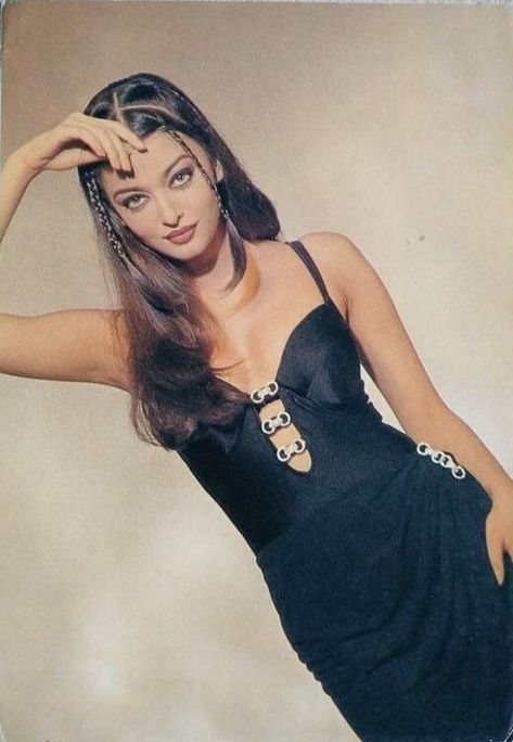 Bollywood 2000s Aesthetic, 90s Aishwarya, 90s Bollywood Actress, 90s Bollywood Fashion, Aishwarya Rai Pictures, 90s Bollywood Aesthetic, Aishwarya Rai Photo, 90s Bollywood, Retro Bollywood