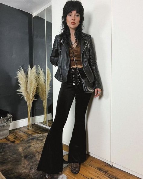 Metal Band Outfits Women, Folk Rock Style, Garage Rock Outfit, Bell Bottom Jeans Outfit Grunge, Rockstar Women Outfits, 80s Rock Star Outfit Women, Rock And Roll Outfits 80's Women, 70s Rock Outfits Women, Metallica Outfit Women