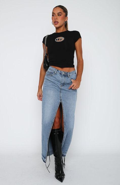 Front Split Denim Skirt Outfit, Split Denim Skirt Outfit, Jean Skirt Boots Outfit, Long Skirt High Boots, Shoes To Wear With Maxi Skirt, Maxi Demin Skirt Outfits, Long Skirt Outfits Denim, Denim Skirt Boots Outfit, Skirts With Boots Outfit