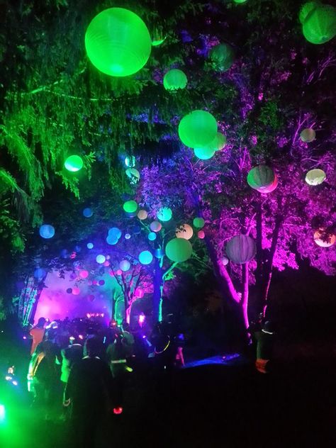ELECTRIC RUN NEON TREES #BlankExtremeEntertainment http://blankextremeentertainment.com/ Outdoor Blacklight Party, Neon Garden Party, Uv Light Party, Rave Decorations, Into The Woods Festival, Neon Christmas Party, Rave Decor, Neon Night Party, Electric Tree