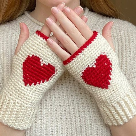 Crochet Fingerless Gloves Free Pattern, Wristlet Patterns, Crochet Wrist Warmers, Crochet Bracelet Pattern, Fingerless Gloves Crochet Pattern, Crochet Gloves Pattern, Crochet Brooch, Gloves Design, Crochet Clothing And Accessories