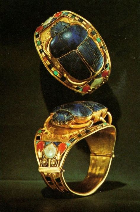 Ancient Egyptian Jewelry and Amulets - Farlang Ancient Egypt Jewelry, Egyptian Era, Egyptian Accessories, Ancient Egyptian Tombs, Ancient Egyptian Artifacts, Egypt Jewelry, Ancient Egyptian Jewelry, Ancient Egyptian Symbols, Scarab Bracelet