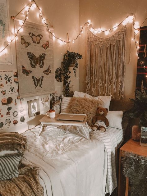 See inside the Mississippi College dorm of a student majoring in interior design and find out where she got her decorating inspiration. Interior Design Major, Bedroom Inspirations Master, Cozy Dorm Room, Chambre Inspo, Dorm Room Wall Decor, Living Room Decor Neutral, Dorm Room Ideas, Cool Dorm Rooms, College Dorm Room Decor