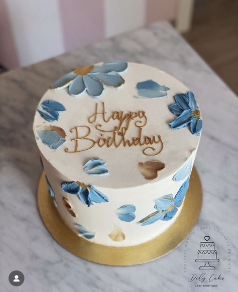 Women Birthday Cakes Simple, Birthday Cake With Daisies, Small Birthday Cake For Women, Simple Elegant Cakes Birthday, Round Cake Ideas, Pretty Cakes For Women Birthdays, Flower Themed Cake, 29th Birthday Cakes, Cake Samples