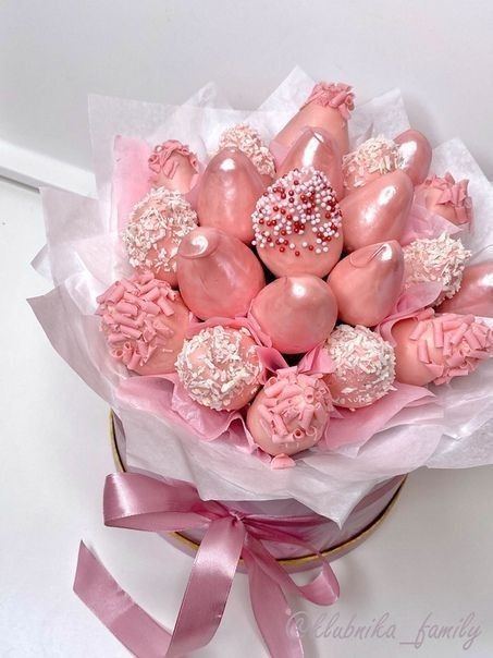 Chocolate covered strawberry bouquet Cake