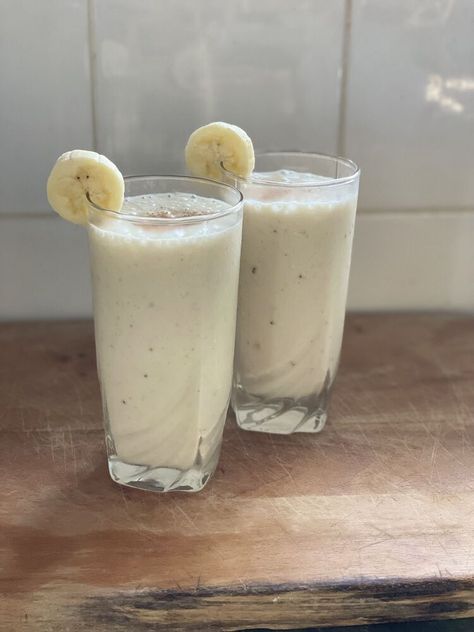 This is the easiest, healthiest, ultimate banana milkshake recipe that will become your go-to whether you are craving a refreshing drink, need a mid-day energy booster, or looking for a quick and tasty post workout meal (in which case I recommend you add 1 scoop of protein powder to the recipe below).It requires only 2 ingredients (optionally a few more toppings such as spices (cinnamon / nutmeg) or coconut flakes or even more banana chunks to make it look / feel like a vacation drink… Essen, Banana Milkshake Recipe, Post Workout Meal, Milkshake Recipe, Energy Booster, Ice Milk, Banana Milkshake, Banana Milk, Milkshake Recipes