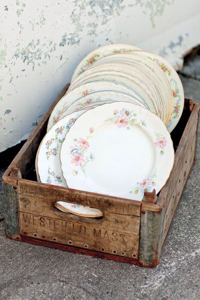 Use mix-and-match china at your wedding for a fun shabby-chic vibe Shabby Chic Kitchen, Vintage China Wedding, Cocina Shabby Chic, Estilo Shabby Chic, Vintage Wedding Theme, Tea Plates, Chic Kitchen, Shabby Chic Wedding, Vintage Party