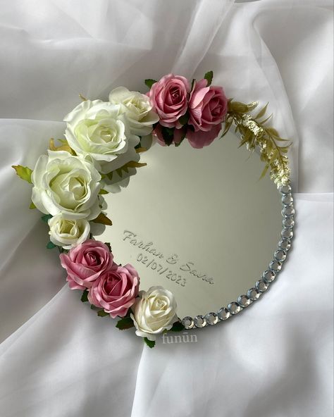 Mirror ring plate with an assortment of pink and white flowers. Mehndi Plates Ideas Pakistani, Wedding Thaal, Simple Nikkah, Doodh Pilai, Simple Floral Decor, Mehndi Plate, Engagement Plate, Nikkah Ring, Wedding Ring Tray