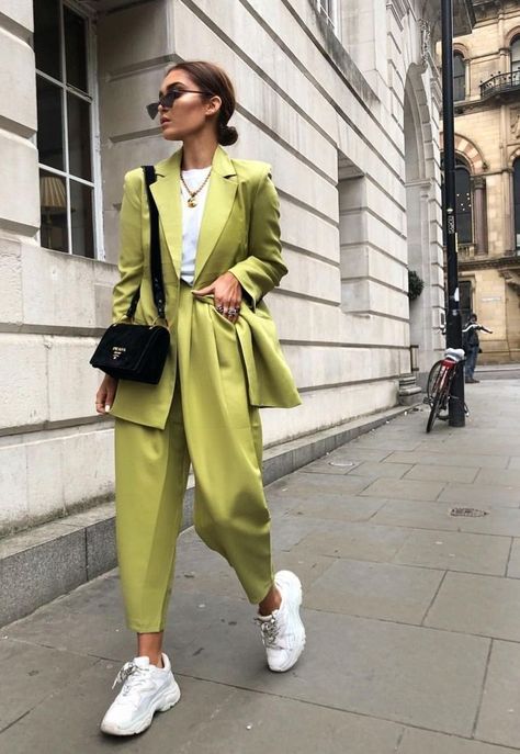 Italian Maximalism Fashion, Pattern Mixing Outfits, Stylish Lifestyle, Stil Vintage, Look Blazer, Green Suit, Stil Inspiration, Mode Ootd, Looks Street Style