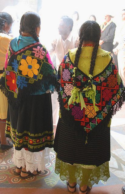 Mazahuas. Estado de México. Dirndl, Traditional Mexican Hairstyles, Mexican Hairstyles, Mexican Traditions, Mexican Textiles, Mexican Fashion, Mexican Embroidery, Mexican Women, Mexican Outfit