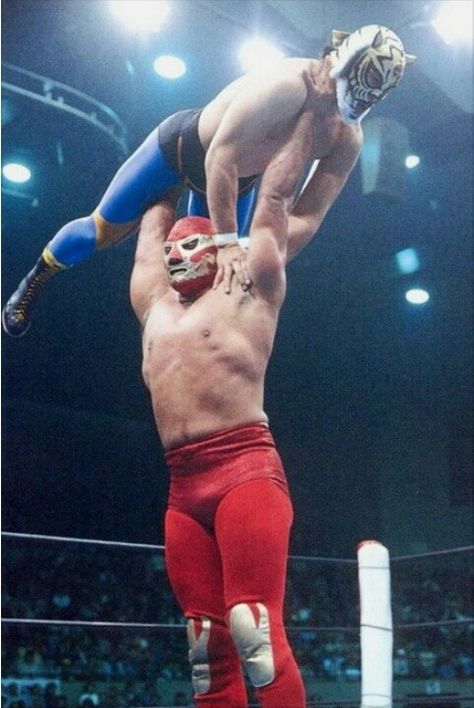 Cuando Canek el Príncipe Maya te ataca, sabes que ya valiste madre Mexican Wrestler, Tiger Mask, Wrestling Posters, Wwe Elite, Foto Poses, Masked Man, Cool Poses, Character Poses, Tough Guy