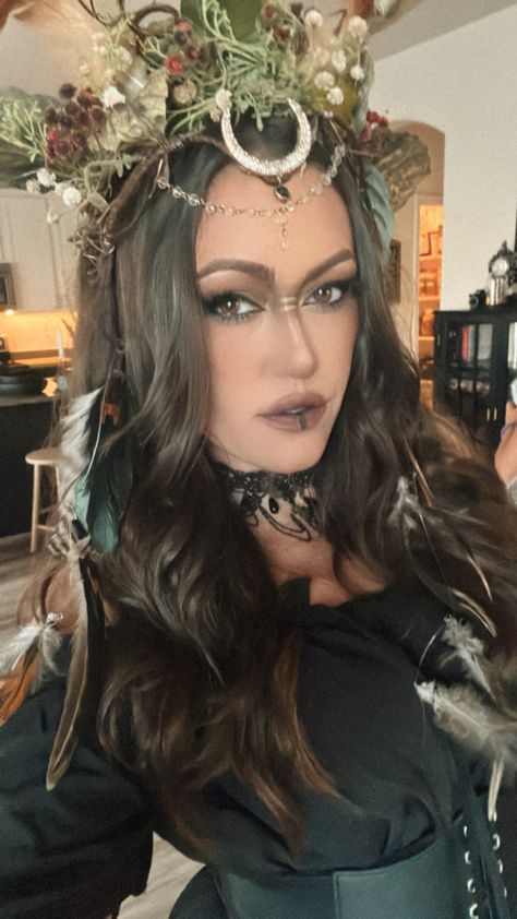 Celtic Halloween Costumes, Elf Make Up, Woodland Queen Costume, Midevil Witch Costumes, Diy Masquerade Costume, Woodland Huntress Makeup, Mystic Witch Costume, Garden Witch Makeup, Witch Of The Woods Costume