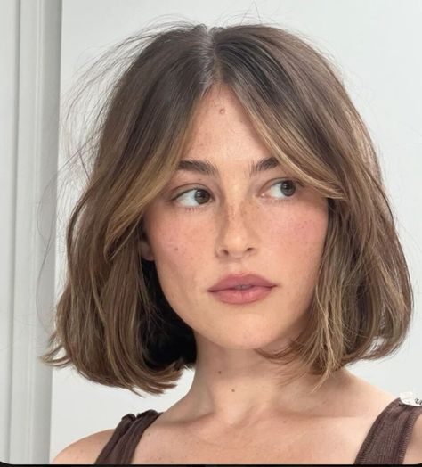 5. The Long French Bob (aka the Lob) with Curtain Bangs. Click here to discover more chic French Bob haircut ideas. Balayage, French Bob Haircut, Fizzy Hair, French Haircut, Haircut Ideas Trendy, Clinique Black Honey, Short Summer Hair, Bob Haircut Ideas, French Bob