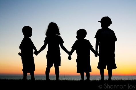 10 Tips to Capture Silhouette Photos - Click it Up a Notch Silhouette Fotografie, Cousin Photo, Sibling Photos, Sibling Photography, Siluete Umane, Silhouette Photography, Family Beach Pictures, Beach Family Photos, Silhouette Photos