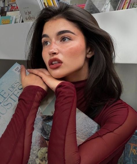 Dark Lipstick Makeup, Maroon Makeup, Makeup Looks Winter, Indian Makeup Looks, Maroon Lipstick, Red Lipstick Looks, Burgundy Makeup, Lipstick Dark Red, Red Lips Makeup Look