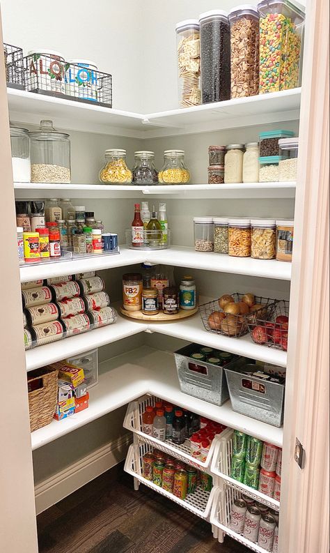 Pantry Organization Ideas Shelves, Organiser Cucina, Pantry Layout, Ikea Desk Hack, Pantry Inspiration, Pantry Room, Desain Pantry, Organized Pantry, Pantry Organisation