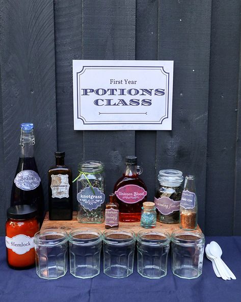 Harry Potter Potions Activity, Harry Potter Themed Hen Party, Cosplay Party Ideas, Potion Party Ideas, Harry Potter Potions Party, Harry Potter Hens Party, Harry Potter Dinner Party Decorations, Harry Potter Goody Bag Ideas, Harry Potter Hen Do