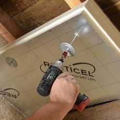 Fixer un premier panneaux avec une vis préalablement montée sur une rondelle. Attic Ventilation, Loft Insulation, Ceiling Insulation, Roof Insulation, Attic Insulation, Pole Barn House Plans, Attic Flooring, Home Insulation, Construction Diy