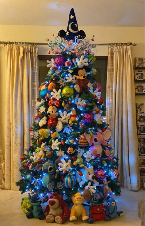 Disney Christmas House Decor, Disney Christmas Ideas Decoration, Christmas Tree Themes Disney, Disney Christmas Themes Ideas, Christmas Decor Disney, Mickey Mouse Themed Christmas Tree, Character Themed Christmas Trees, Disney Themed Christmas Trees Ideas, Christmas Disney Tree