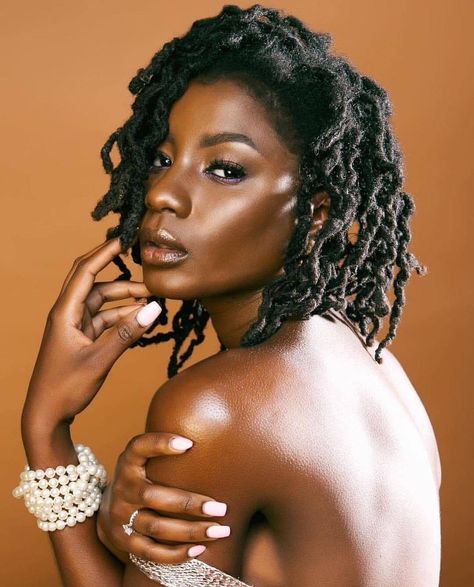 Women With Locs Photoshoot, Black Women Dreadlocks, Beauty Head Shots, Headshot Photoshoot, Natural Black Beauty, Hair References, Drawing Pose, Exotic Hairstyles, Model Headshots